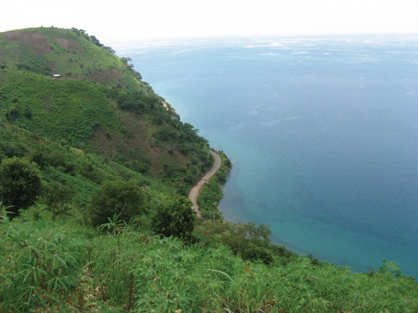 La corniche littorale vers le cap Mvugo.