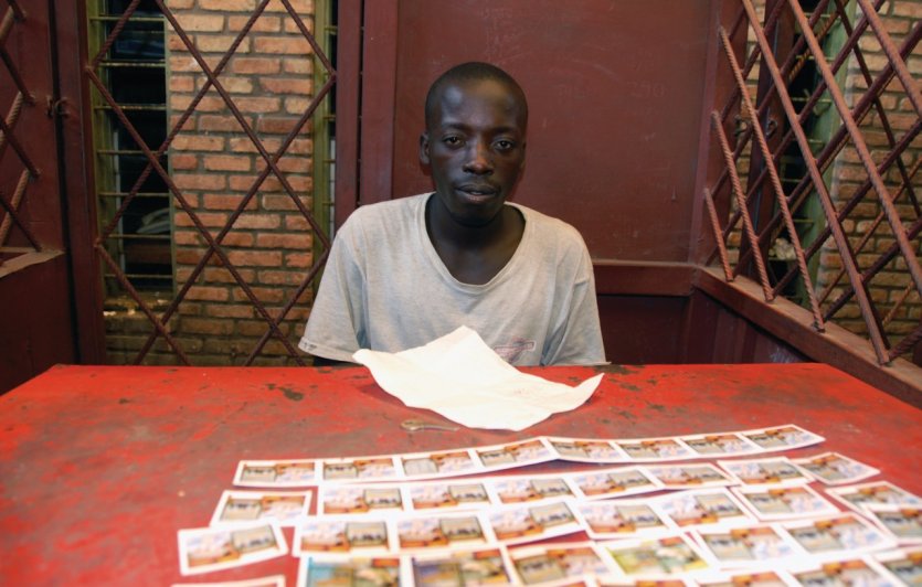 Centre-ville de Bujumbura, vendeur de timbres.