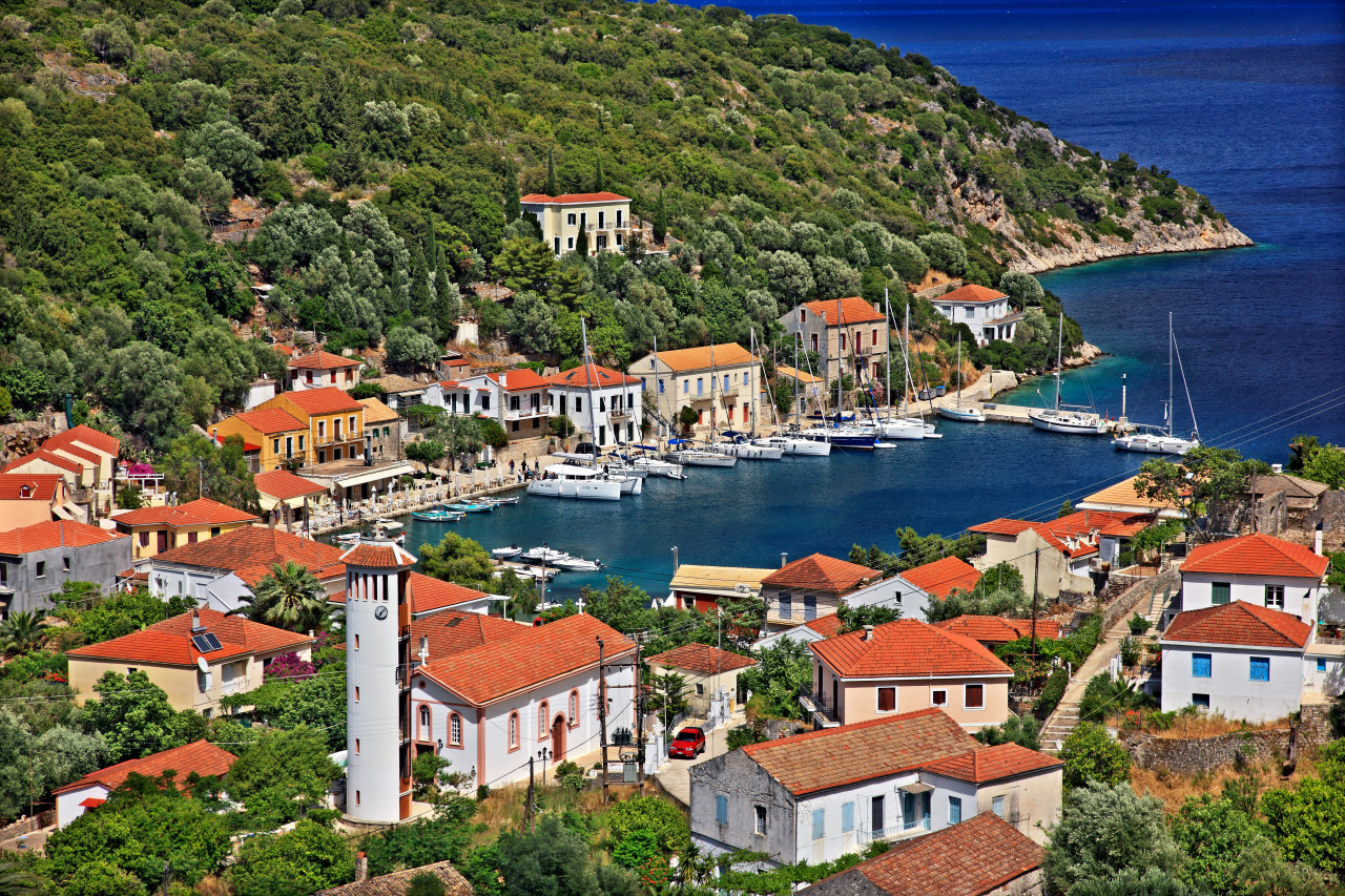 Le village de Kioni.